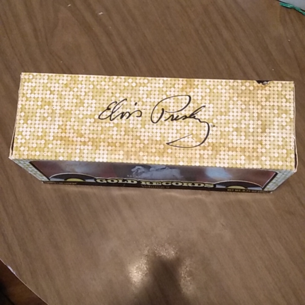 Elvis Presley mug gift set with original signature.2mugs varied in color.